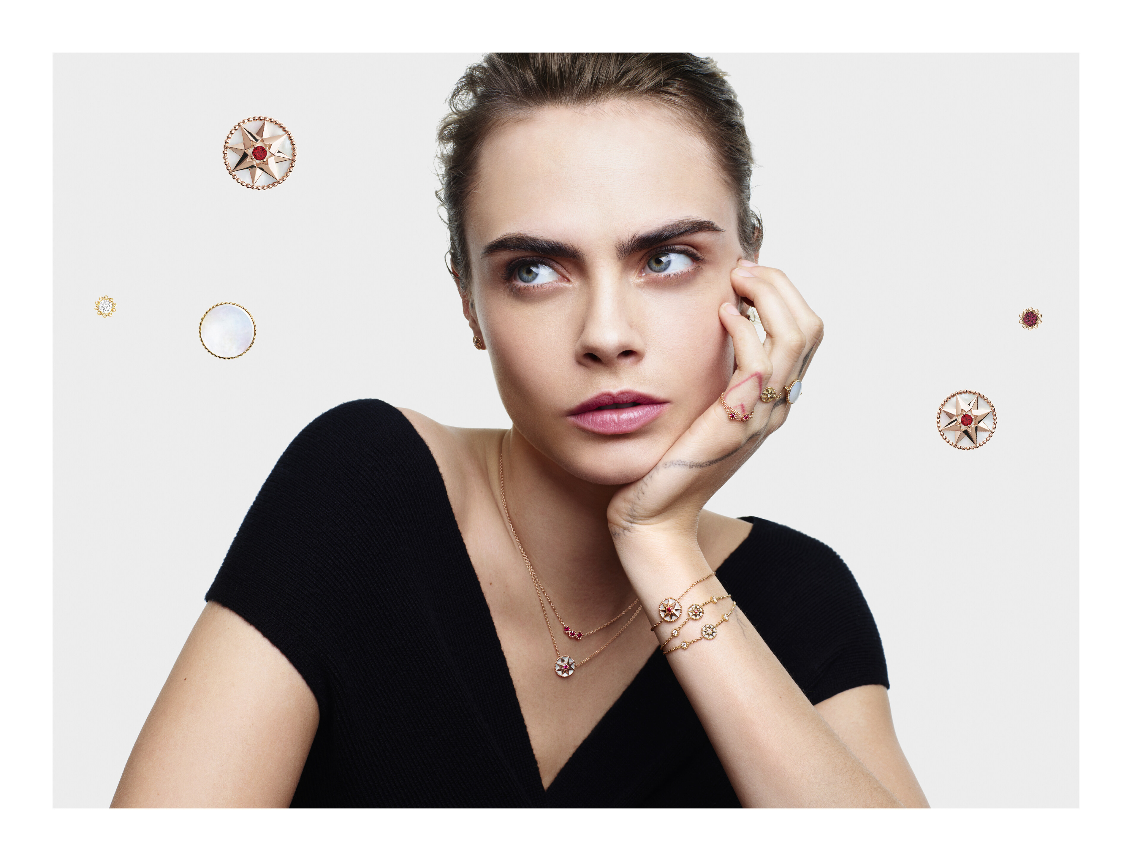 Cara Delevingne 示範 Dior Rose des vents 珠寶。