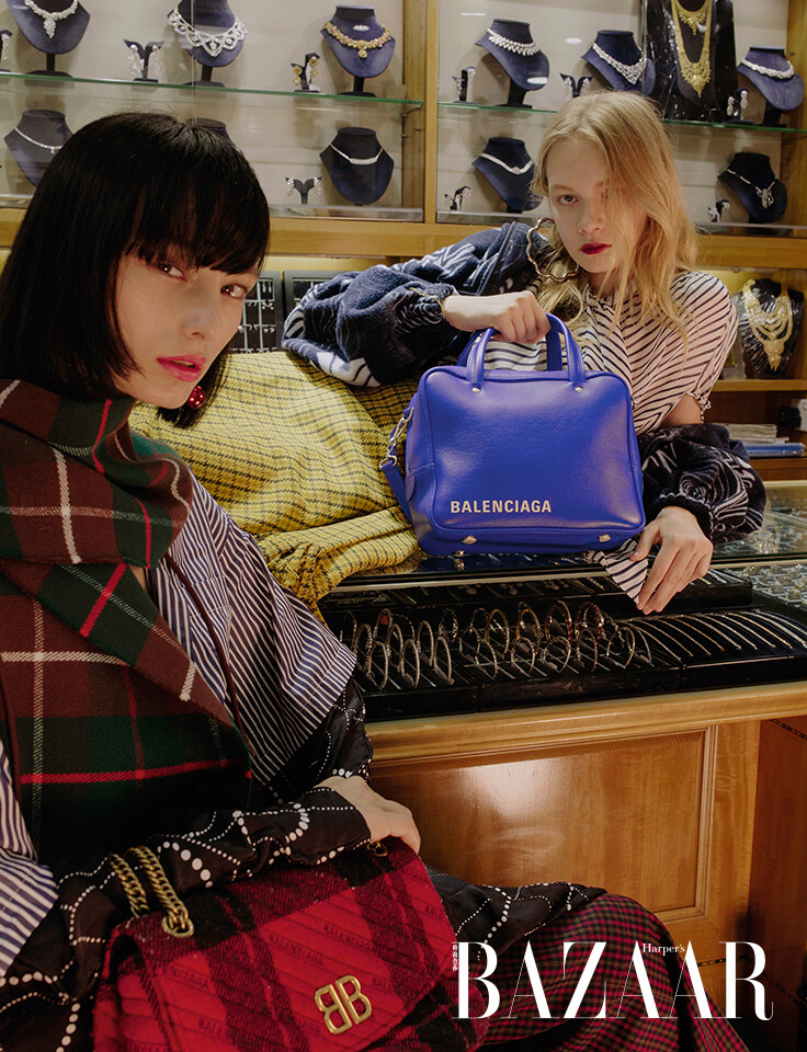 BALENCIAGA條紋恤衫連圖案水袖、格紋高腰西褲、格紋圍巾、金屬鏈袋及金屬吊飾耳環。 BALENCIAGA條紋上衣連圍巾、圖案外套、格紋高腰裙及標誌皮革手挽袋。