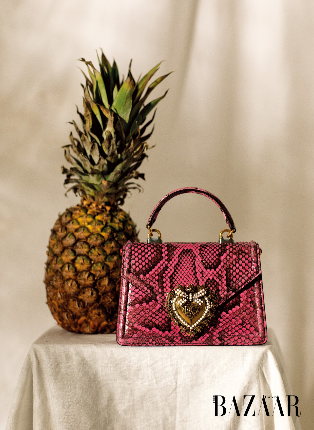 DOLCE & GABBANA 蛇紋連綴珠金屬扣手袋。 DOLCE & GABBANA 蛇紋連綴珠金屬扣手袋。