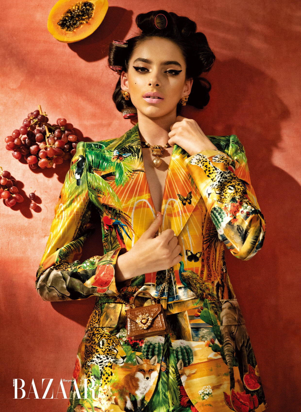 DOLCE & GABBANA 森林印花西裝褸、閃石老虎頭耳環、金屬頸鏈連閃石老虎頭及珍珠吊墜、皮革連金屬扣迷你鏈袋。 DOLCE & GABBANA 森林印花西裝褸、閃石老虎頭耳環、金屬頸鏈連閃石老虎頭及珍珠吊墜、皮革連金屬扣迷你鏈袋。