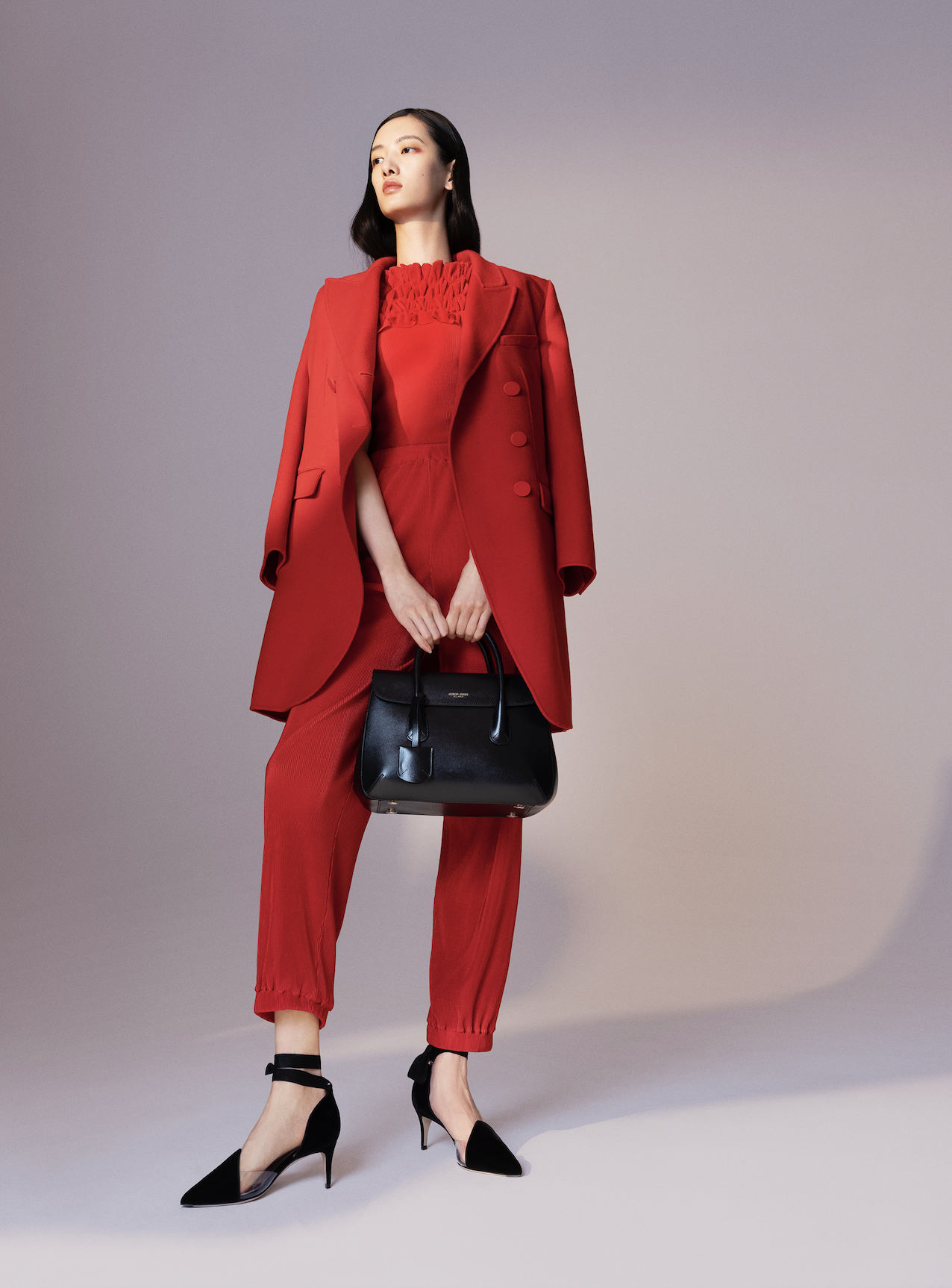 Giorgio Armani 2021 新年系列：以優雅紅色呈現服飾的壓花與縫線工藝的柔美
