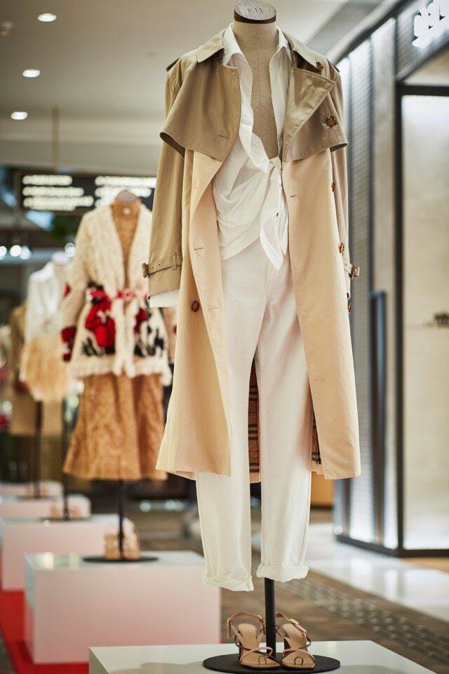 另一款由時裝配搭展示 Burberry 品牌經典乾濕褸和粗斜角 Wandler 涼鞋，為造型添上硬朗外觀。