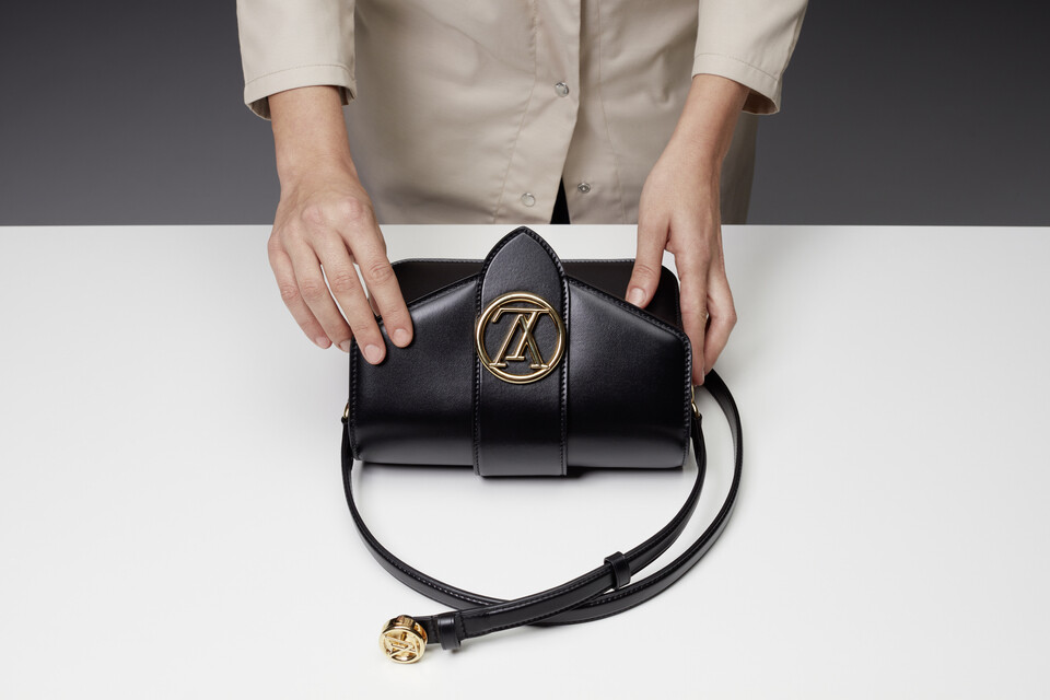 Pont 9 手袋的 Louis Vuitton Circle 標誌非常搶眼。