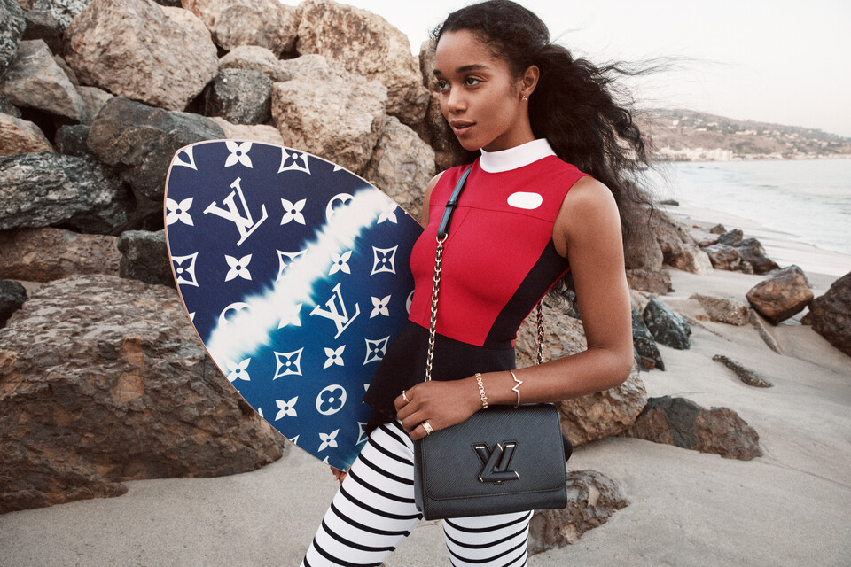 皮革鏈帶為 Louis Vuitton 人氣 Twist 手袋帶來優雅的一面。