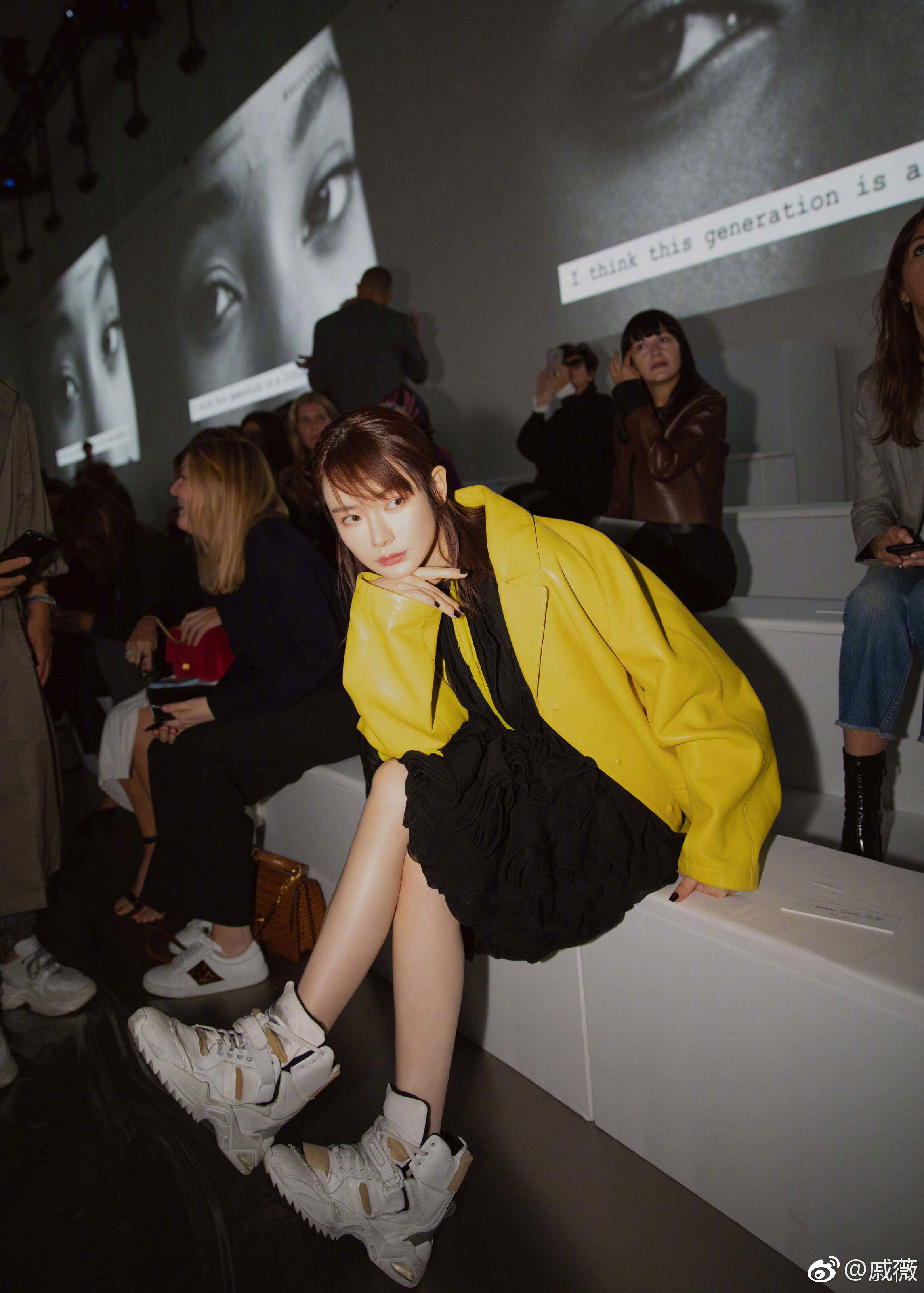 戚薇穿著Maison Margiela2018 秋冬系列出席天橋秀。