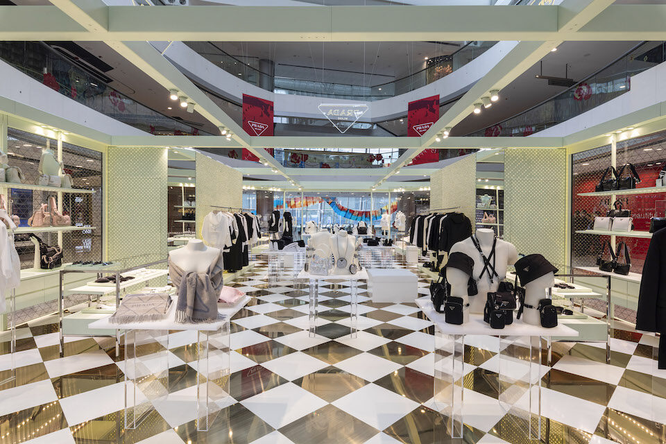 Prada Symbols 期間限定店進駐 IFC 商場！展示最新男女裝系列，是新年必到打卡熱點