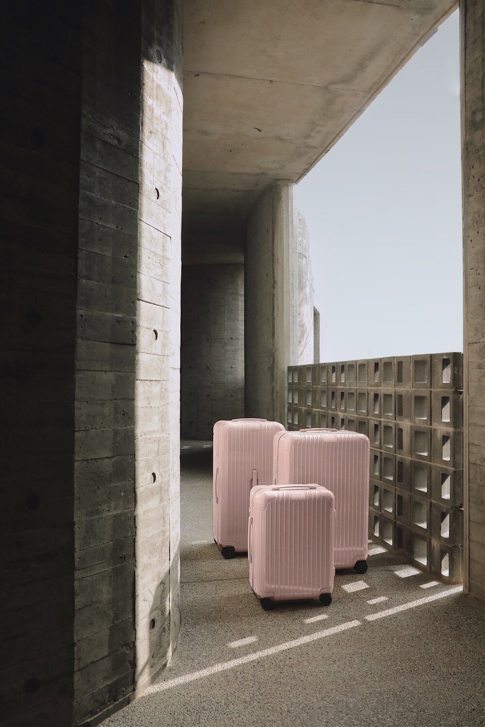 Rimowa Essential Desert Rose（霧粉色）和 Cactus（墨綠色）行李箱共有 3 款尺寸