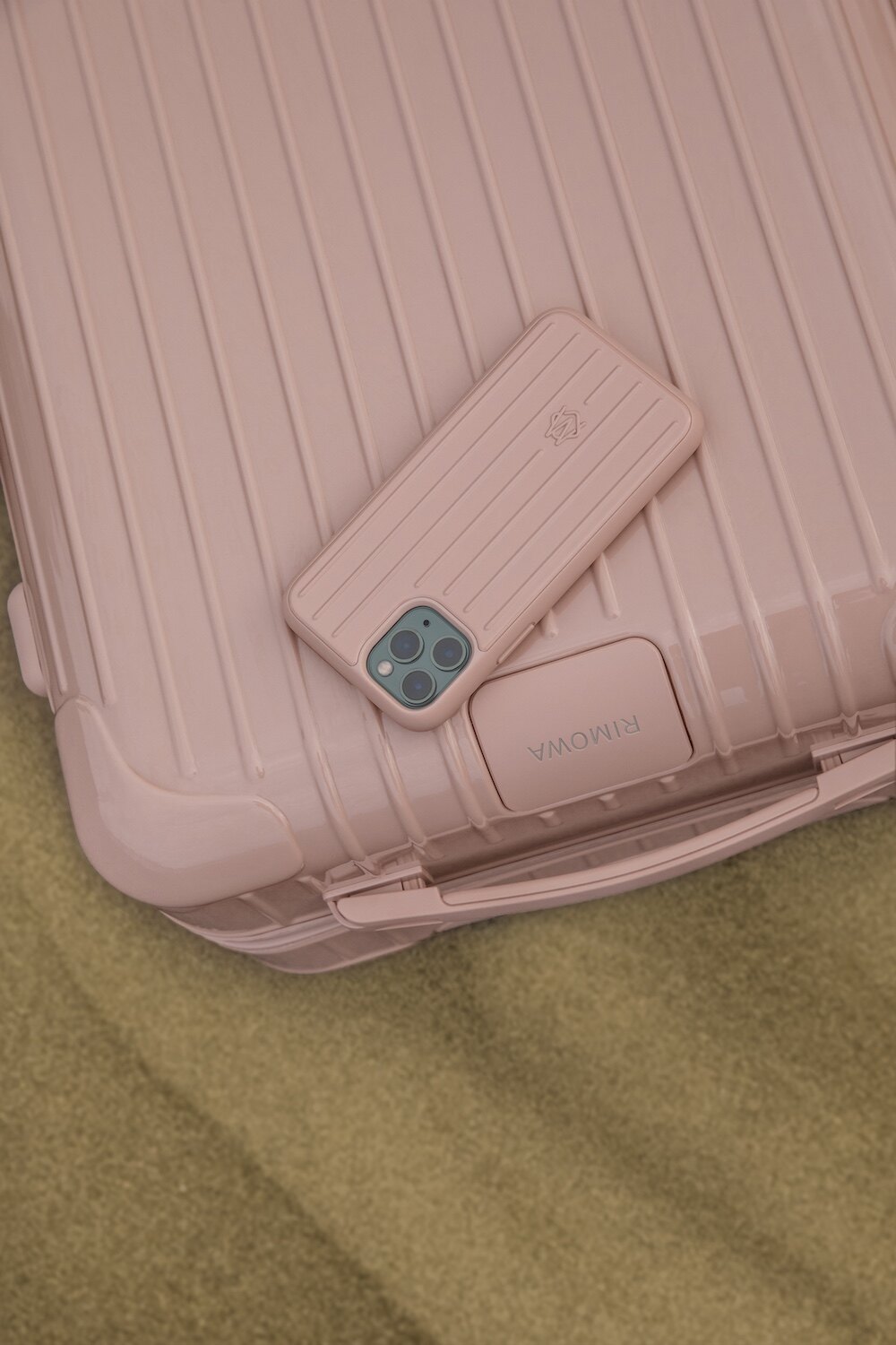 Rimowa Essential 最新登場的 Desert Rose（霧粉色）和 Cactus（墨綠色）行李箱