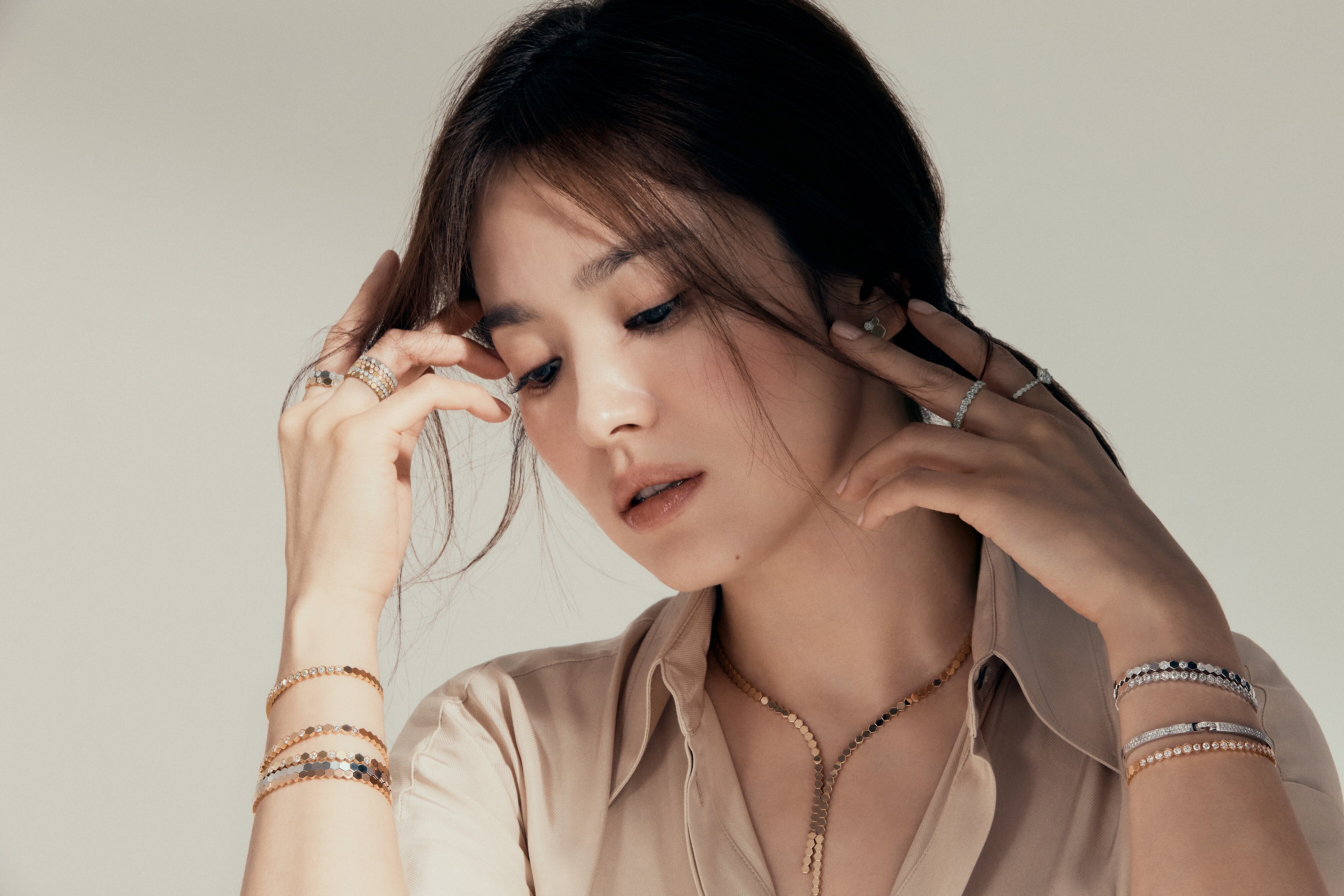 宋慧喬的戴著 Chaumet 高級珠寶演繹裸色系優雅造型 宋慧喬的戴著 Chaumet 高級珠寶演繹裸色系優雅造型