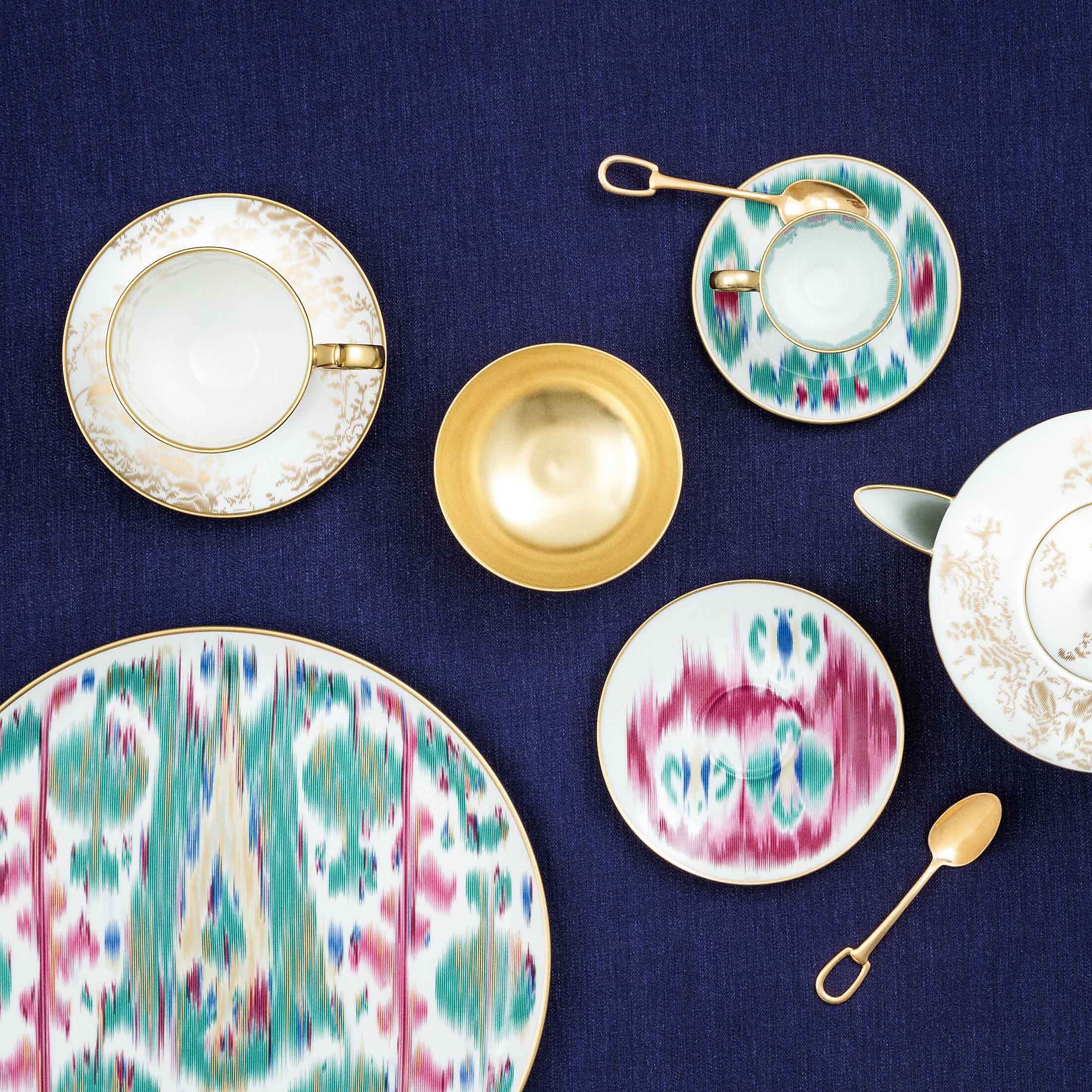 Voyage en Ikat 顧名思義就是以亞洲的綁染技術作設計主調。 Voyage en Ikat 顧名思義就是以亞洲的綁染技術作設計主調。